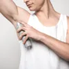 Mężczyzna używający antyperspirant