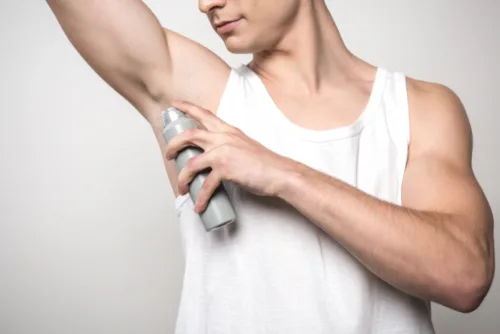 Mężczyzna używający antyperspirant